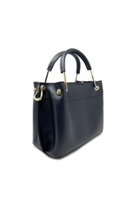 Borsa a tracolla in pelle blu navy con design strutturato, dettagli in hardware dorato e doppio manico superiore. La superficie texturizzata aggiunge interesse visivo.
