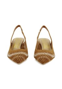 Scarpe slingback intrecciate marroni con punta affusolata e striscia bianca sull suola. Tessuto testurizzato con una fodera interna liscia.