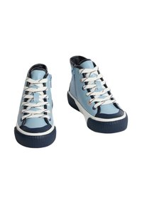Modré a námořnické vysoké tenisky s lesklým povrchem, bílé tkaničky a postranním zipem. Gumová podrážka s texturovaným gripem.