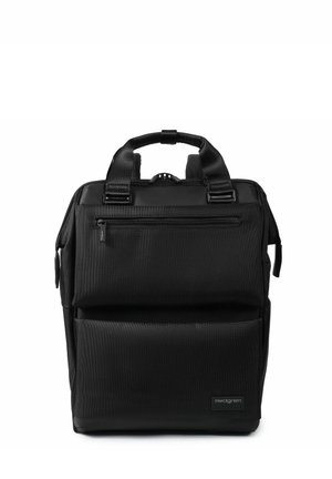 Sac à dos rectangulaire noir avec deux poignées rembourrées, deux poches avant zippées et une petite étiquette de marque en bas à droite.