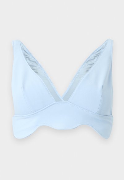 Απαλό σουτιέν από γαλάζιο ύφασμα με βαθύ V ντεκολτέ και φαρδιά κάτω ταινία, σχεδιασμένο για άνεση και ελάχιστη υποστήριξη.
