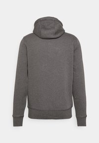 Felpa con cappuccio grigio scuro realizzata in morbido tessuto, caratterizzata da un cappuccio strutturato e polsini a costine. Il design è semplice, senza loghi o decorazioni visibili.