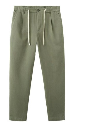 Pantalones casuales verde oliva con cintura elástica, cordones blancos, botón frontal, cierre de cremallera y bolsillos laterales.