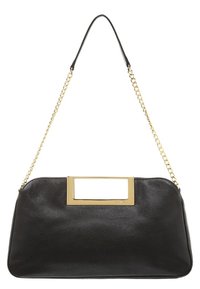 Bolso de cuero negro con un acento de herrajes rectangulares dorados. Presenta una correa de cadena y una forma estructurada y suave. Textura lisa.