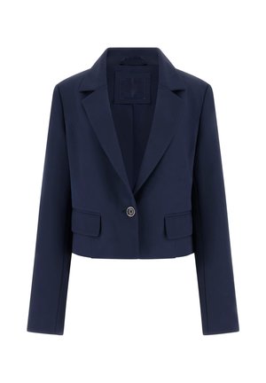 Blazer azul marino corto con solapas de muesca, cierre de un botón, mangas largas y dos bolsillos con solapa en la parte delantera sobre fondo blanco.