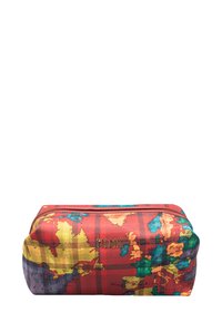 Borsa cosmetica rettangolare con design di mappa del mondo multicolore su base rossa. Il materiale ha una texture liscia con marchio dorato.