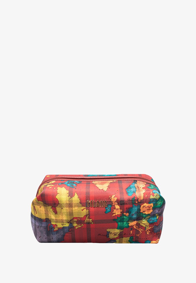 Borsa cosmetica rettangolare con design di mappa del mondo multicolore su base rossa. Il materiale ha una texture liscia con marchio dorato.