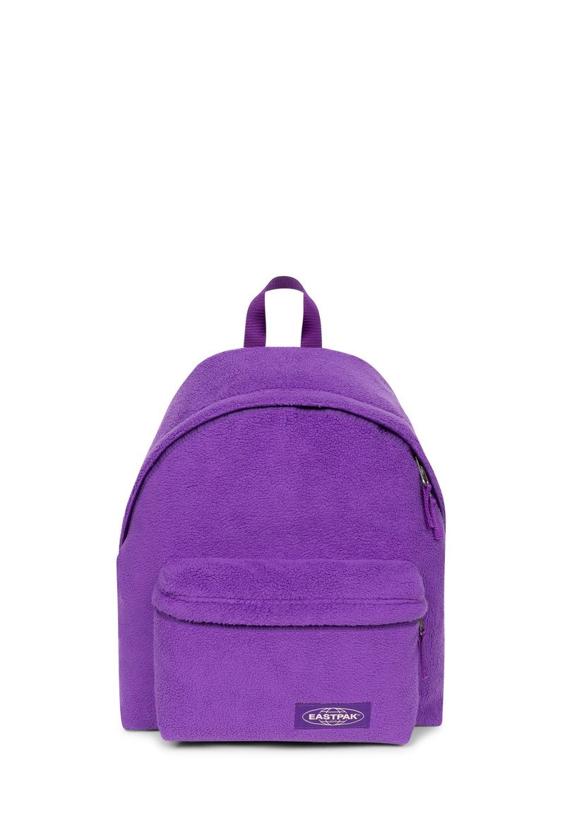 Paarse fleece rugzak met een afgeronde vorm, voorzien van een voorvak met ritssluiting en een bovenste draaggreep. Logo zichtbaar aan de voorkant.