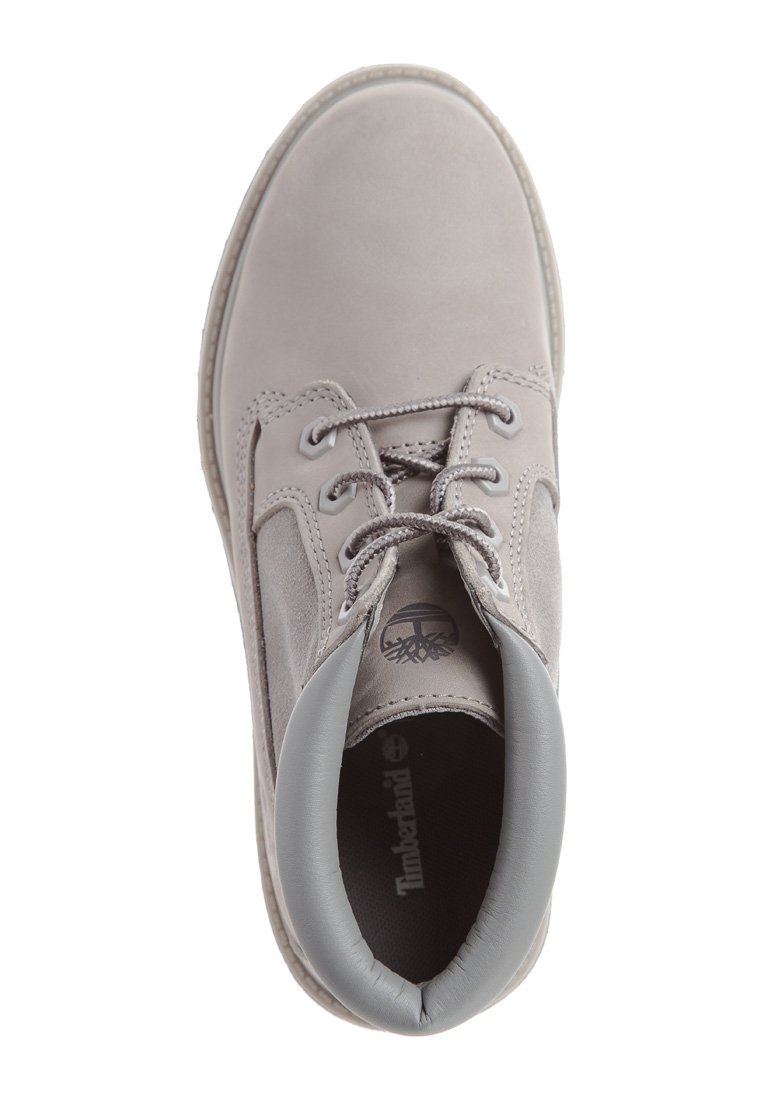 Bottine en cuir gris avec bout rond, fermeture à lacets à l'avant et col gris contrasté. Elle présente un logo sur la semelle intérieure et une surface texturée.