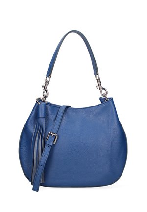 Borsa a mano in pelle blu con forma curva, tracolla rimovibile con fibbia, manico a spalla e dettaglio decorativo con nappina su sfondo bianco.