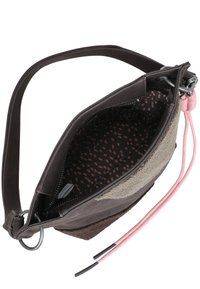 Bolso de hombro de cuero marrón y ante con una correa rosa, cierre de cremallera y forro con estampado de lunares. El interior incluye bolsillos.