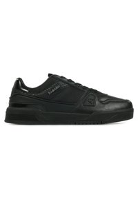 Sneaker nere in materiale sintetico, con un pannello testurizzato, suola piatta e discreto marchio sul lato.