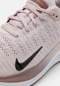 Nike Performance REACTX INFINITY  - Tenisice za cestovno trčanje - platinum violet/black/smokey mauve/saturn gold/white/photon dust