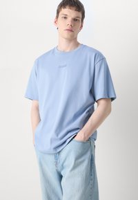 BOSS TEE - Jednoduché tričko - open blue