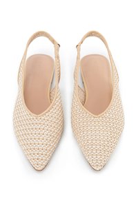 Beżowe plecione buty slingback z szpiczastym noskiem, z gładkim skórzanym akcentem i płaską podeszwą. Teksturowana cholewka dodaje detali.