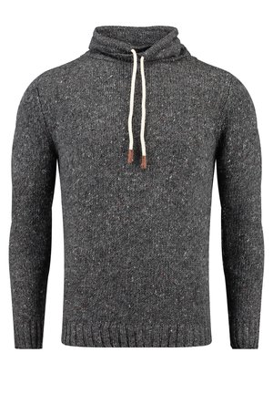 Pull en laine tricotée gris foncé avec manches longues et col haut doté d'un cordon blanc.