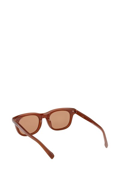 Ruskeat muoviset aurinkolasit, joissa on neliönmuotoinen kehys, liukuvärilliset linssit ja ohuet sankat. Sisäpuolella kehyksissä on hillitty brändäys.