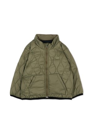 Olivengroene gewatteerde jas met ritssluiting aan de voorkant, twee zakken, hoge kraag, golfsteekpatroon en klein geborduurd logo op de borst.