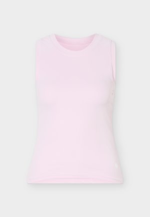 Ανοιχτό ροζ γυναικείο τοπ χωρίς μανίκια με στρογγυλή λαιμόκοψη και εφαρμοστή σιλουέτα σε μονόχρωμο ανοιχτό γκρι φόντο.