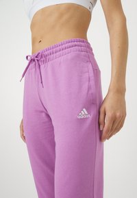 adidas Sportswear ESSENTIALS LINEAR CUFFED - Tréningruha alsók - preloved purple