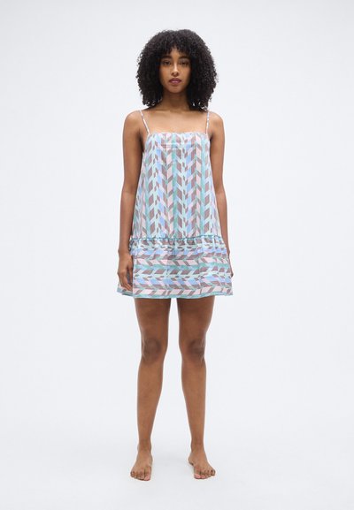 Ελαφρύ, εμπριμέ φόρεμα με λεπτές τιράντες. Διαθέτει γεωμετρικό σχέδιο σε παστέλ χρώματα και βολάν στο κάτω μέρος.