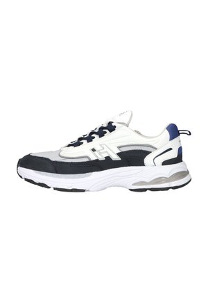 Witte, zwarte en blauwe sportschoen met meshpanelen, dikke zool en veterontwerp gezien van opzij.