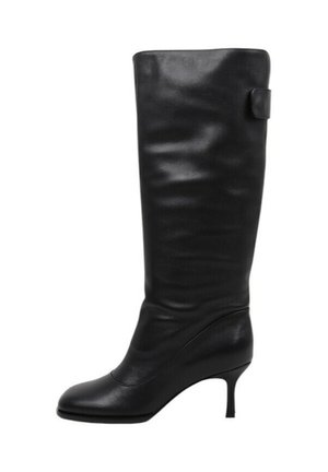 Bota negra de piel para mujer hasta la rodilla, con punta afilada y tacón delgado de altura media, con un pequeño detalle de correa cerca de la parte superior.