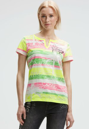 T-Shirt mit kurzen Ärmeln und V-Ausschnitt aus leichtem Stoff. Mit leuchtend gelben, pinken und grünen Streifen sowie verspielten Textmustern auf der Vorderseite.