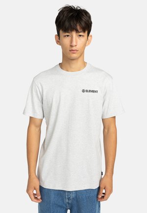T-shirt grigia a maniche corte in cotone. Presenta un piccolo logo nero "ELEMENT" sul lato sinistro del petto e una vestibilità comoda.