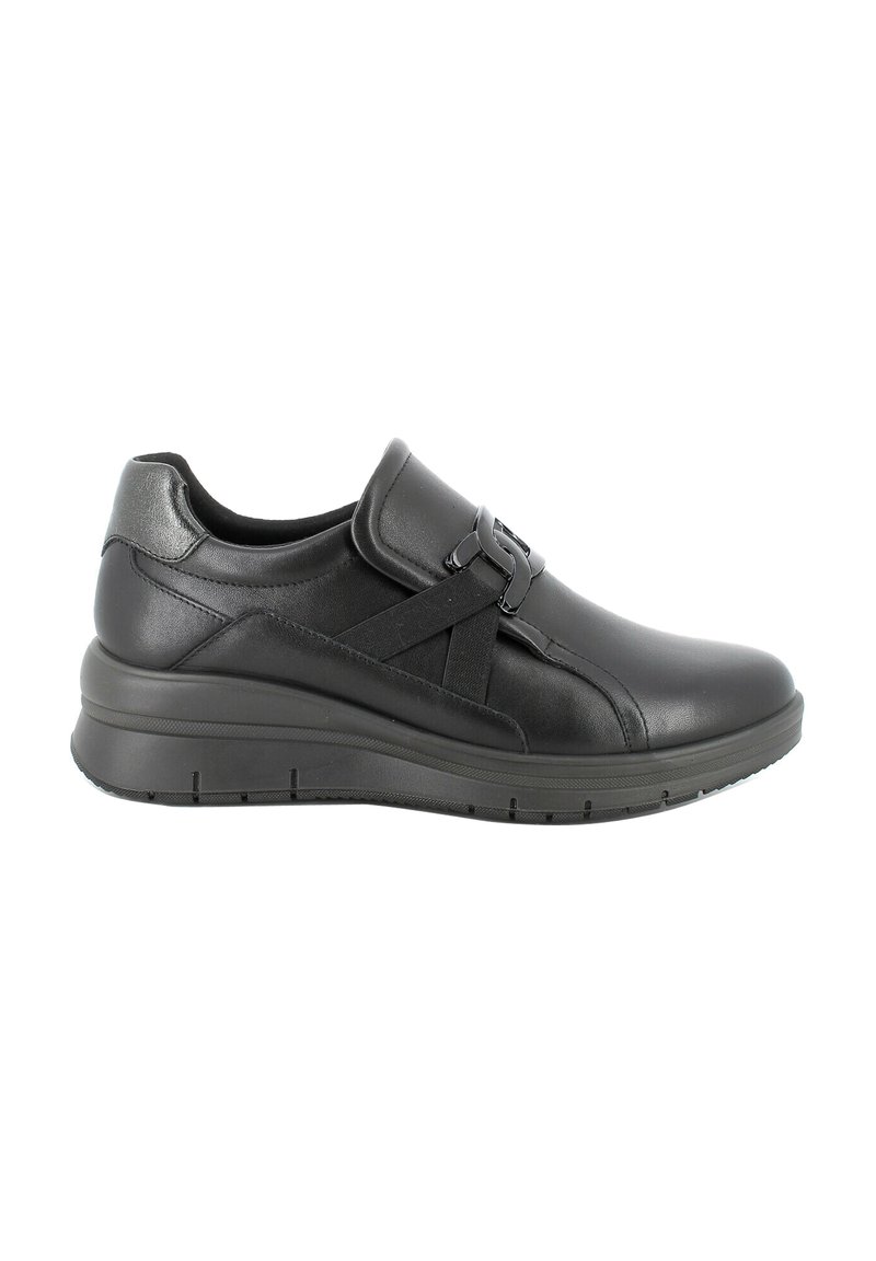 Scarpe in pelle nera con una fascia elastica nascosta, design slip-on, finitura texturizzata e suola spessa e decorata per comfort e supporto.