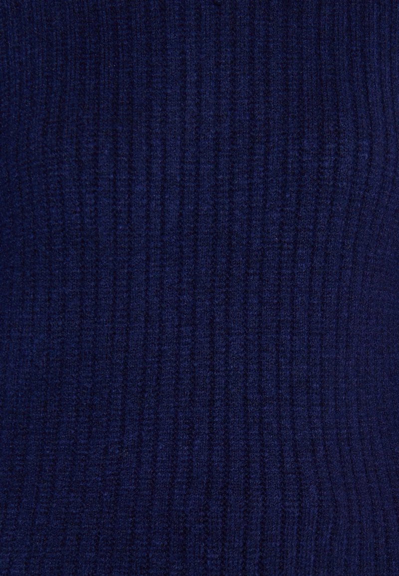 Tessuto navy a maglia con texture a coste verticali, denso e morbido. Il materiale appare spesso e leggermente elastico, adatto per essere stratificato.