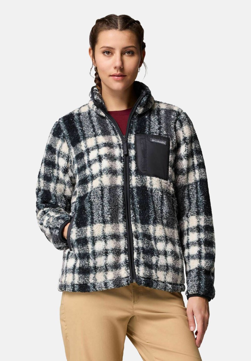 Giacca in fleece con zip, in fantasia a quadri nera, bianca e blu. Presenta una tasca sul petto nera e un colletto alto. Tessuto morbido.