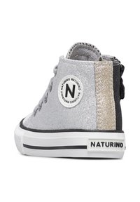 Sneaker alta con glitter argento, decorata con accenti neri, argentati e dorati. Presenta una toppa rotonda con logo e suola testurizzata e flessibile.