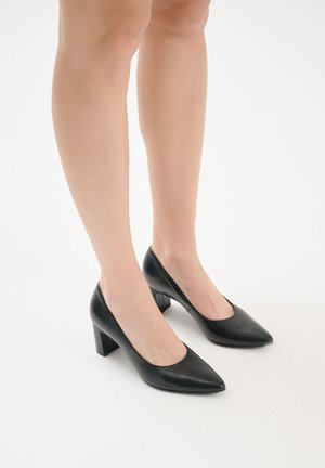 Czarne skórzane buty na wysokim obcasie z ostrym noskiem i kwadratowym obcasem. Gładka tekstura o minimalistycznym designie, bez widocznych wzorów.