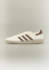 Δεν επιλέχθηκε, core white/preloved brown/off white