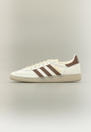 adidas Originals, HANDBALL SPEZIAL UNISEX - Sneakers basse - core white/preloved brown/off white