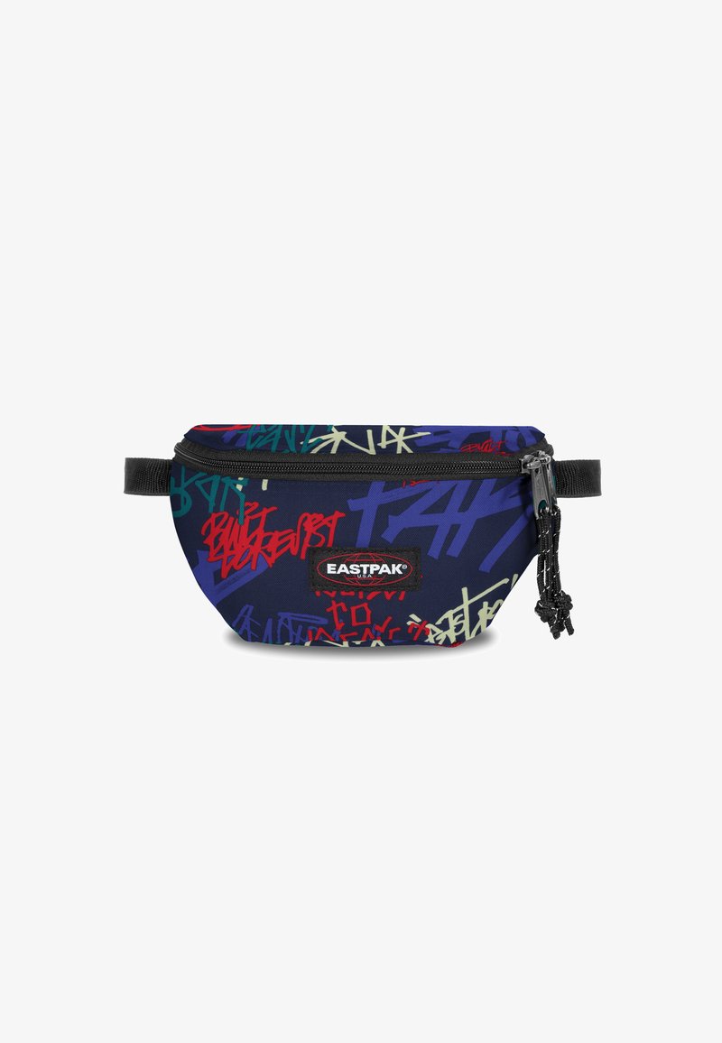 Ledvinka Eastpak v černé, modré a multicolor graffiti vzoru; zipové uzavření; nastavitelné ramenní popruhy; odolná tkanina; logo na přední straně.