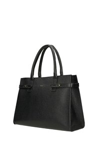Sac à main en cuir noir texturé avec double poignée et petit emblème métallique du logo à l'avant, forme rectangulaire structurée.