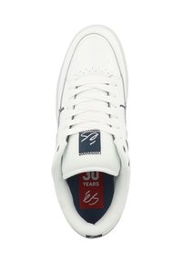 Sneaker bianco con dettagli grigi, dotato di una tomaia testurizzata, lacci e un'etichetta con la scritta "30 ANNI" accanto al logo del marchio.