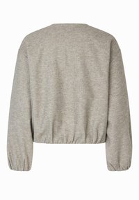 Vue de dos d'un pull léger à manches longues gris clair avec poignets et taille élastiqués, confectionné dans un tissu doux.