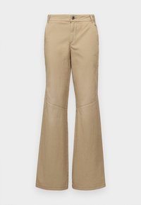 Beige wijde broek met een knoopsluiting, voor- en zijzakken, en stiksels, gemaakt van een lichte, textuurstof.