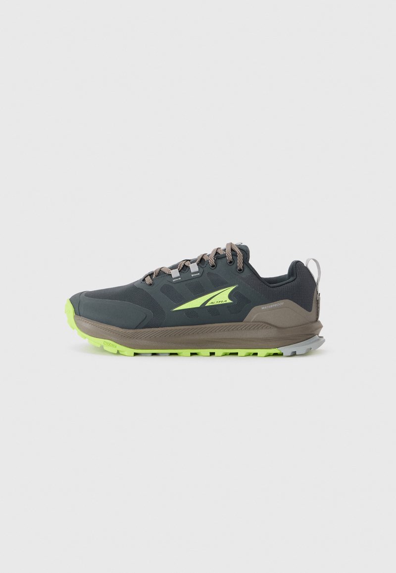 Scarpa da corsa impermeabile grigio scuro con suola e logo verde neon, intersuola marrone e lacci marroni.