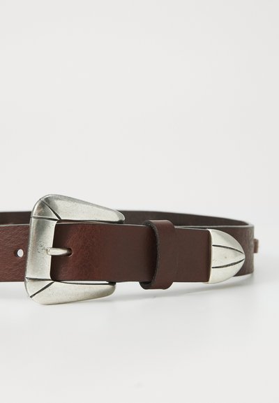 Bruine leren riem met een zilverkleurige metalen gesp in een driehoekige vorm en spitse accenten, vastgemaakt met een leren band.