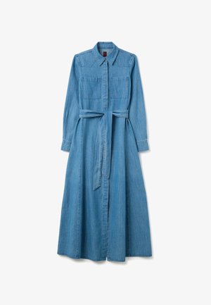 Denimhemdkleid in Hellblau mit langen Ärmeln, zwei Brusttaschen und Taillenknoten. Der Rock reicht bis zur Mitte der Waden.