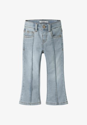 Világoskék kisgyermek farmer elülső zsebekkel, övbújtatókkal, gombos záródással és bővülő szárakkal, fehér háttéren.