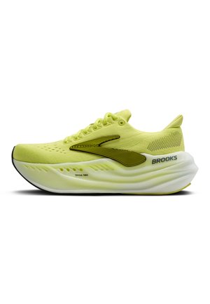 Baskets de course jaunes néon avec tige en mesh et accents de logo. Semelle intermédiaire blanche épaisse avec détails texturés et semelle extérieure noire pour plus de traction.