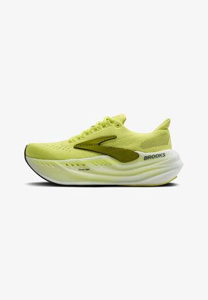 Baskets de course jaunes néon avec tige en mesh et accents de logo. Semelle intermédiaire blanche épaisse avec détails texturés et semelle extérieure noire pour plus de traction.
