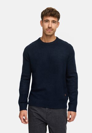 Marineblauer Strickpullover mit Rundhalsausschnitt, gerippten Bündchen und Saum, aus weichem Material gefertigt und mit einem kleinen Logo-Detail am unteren Rand.