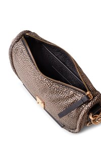 Borsa a tracolla con zip, esterno maculato beige e nero, accessori in oro e tasca interna nera strutturata.