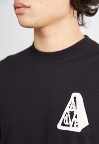 HUF HALLOWS TEE - Camiseta estampada - black